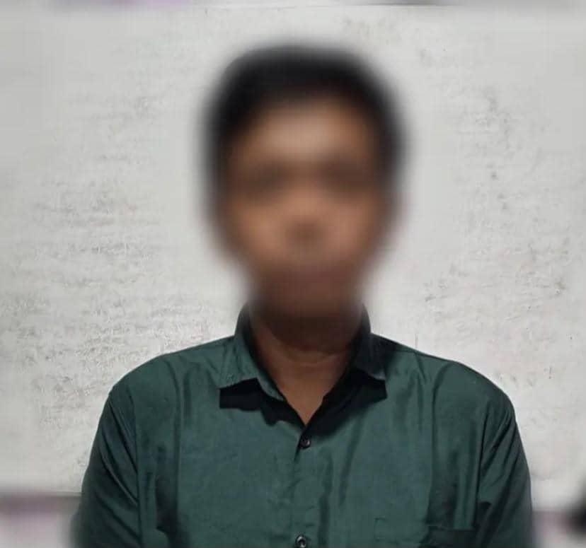 Seorang terduga pelaku penipuan agen bersama 22 turis asal China di Labuan Bajo dalam dokumentasi Polres Manggarai Barat.