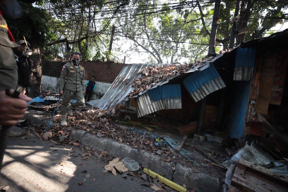Satpol PP Bandung  Kembali Tertibkan 58 Bangli di Kecamatan Andir