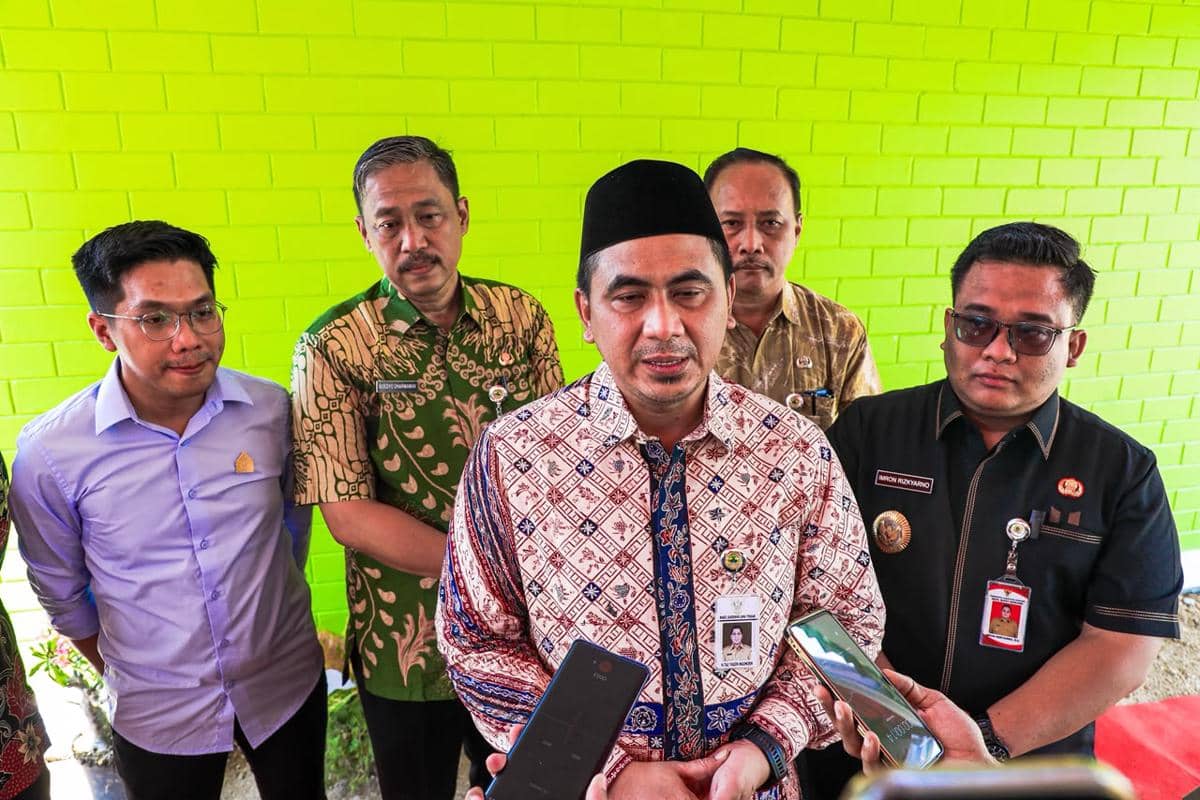 Wakil Gubernur Jawa Tengah Taj Yasin Maimoen memberikan keterangan kepada wartawan dalam sesi wawancara.