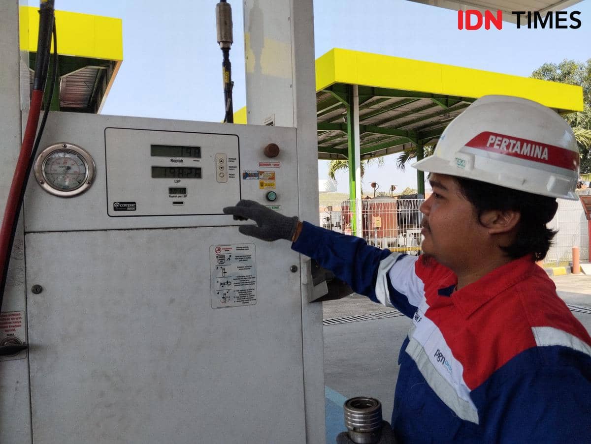 Petugas melakukan perawatan rutin instalasi jaringan gas di Stasiun Pengisian Bahan Bakar Gas (SPBG) Mangkang, Semarang, Jawa Tengah. (IDN T