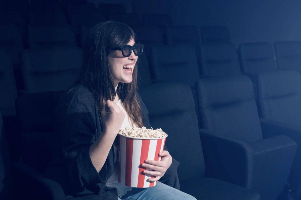 Ilustrasi seseorang yang sedang menonton film sendirian, menggambarkan pengalaman menikmati tayangan secara pribadi.