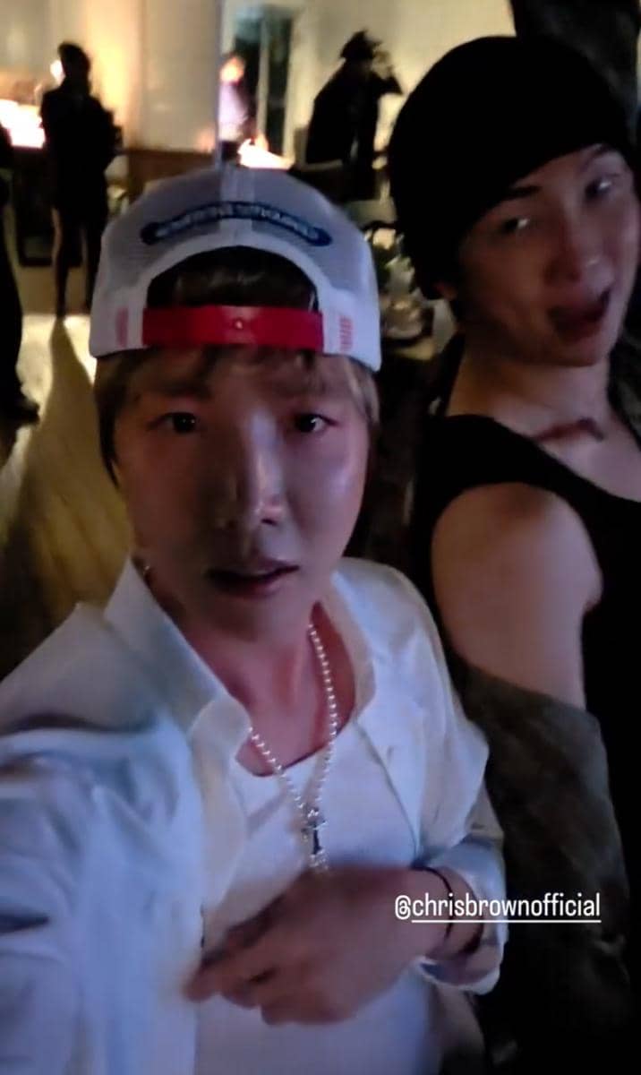 J-Hope dan RM BTS berpose bersama saat menonton konser Usher dan Chris Brown, diunggah melalui Instagram J-Hope.