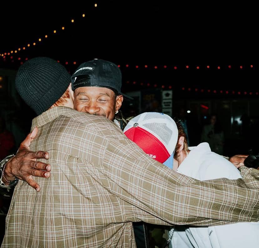 Potret J-Hope dan RM BTS saat menyaksikan konser Usher dan Chris Brown, sebagaimana diunggah di Instagram Usher.