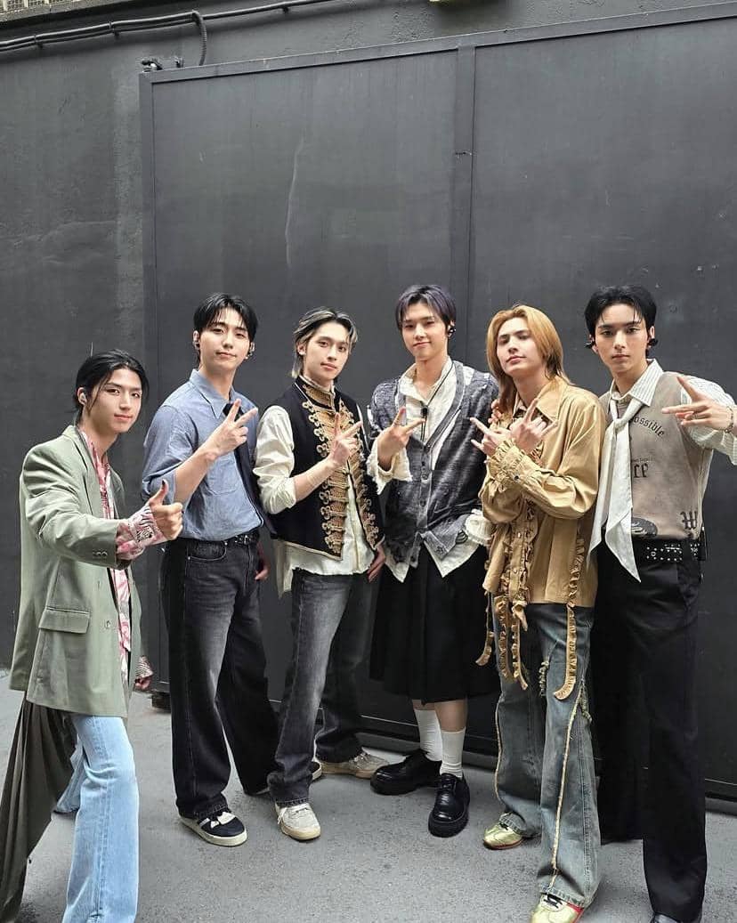 Gunil bersama anggota Xdinary Heroes dalam potret grup yang dibagikan melalui akun Instagram resmi mereka.