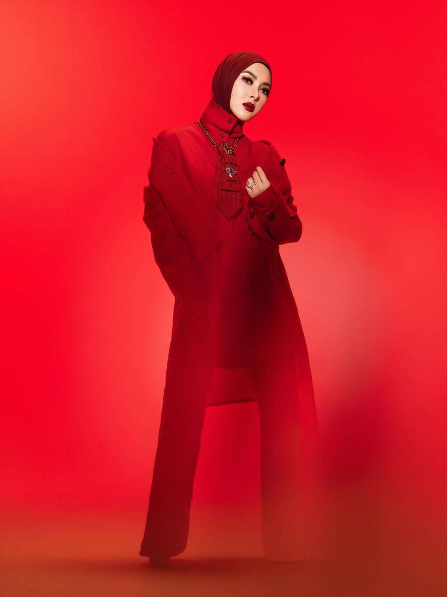 Syahrini berpose dengan gaya glamor dalam pemotretan untuk single terbarunya yang diunggah di Instagram.
