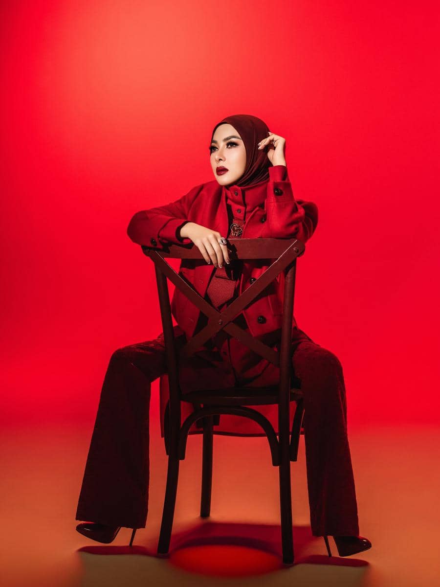 Syahrini berpose dengan gaya elegan dalam pemotretan untuk single terbarunya, seperti diunggah di Instagram.