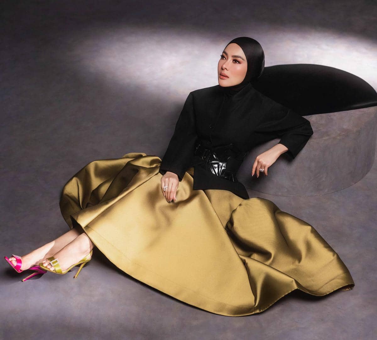 Syahrini dalam pemotretan single terbarunya, tampil bergaya untuk unggahan di akun Instagram pribadinya.