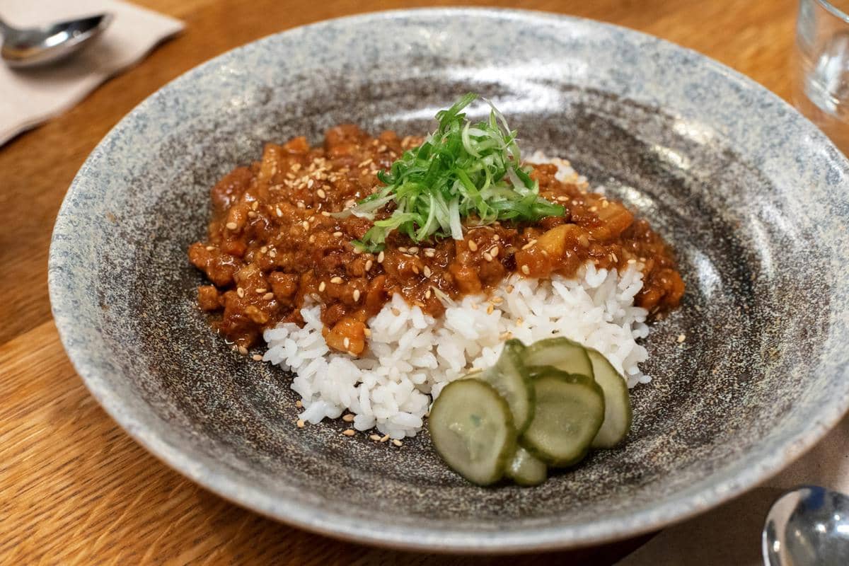 Sepiring nasi dengan potongan daging sapi berlapis madu dan bawang putih, disajikan sebagai ilustrasi hidangan rumahan.