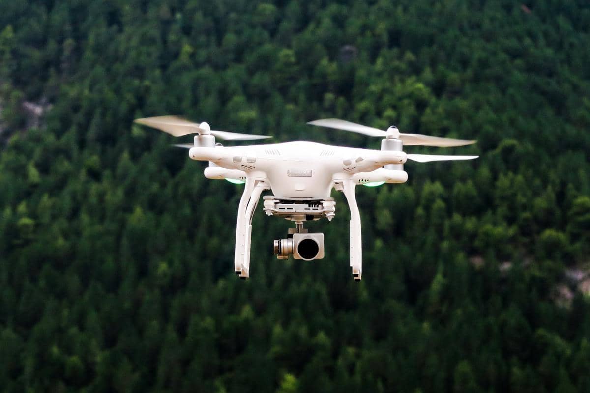 ilustrasi drone yang sedang terbang