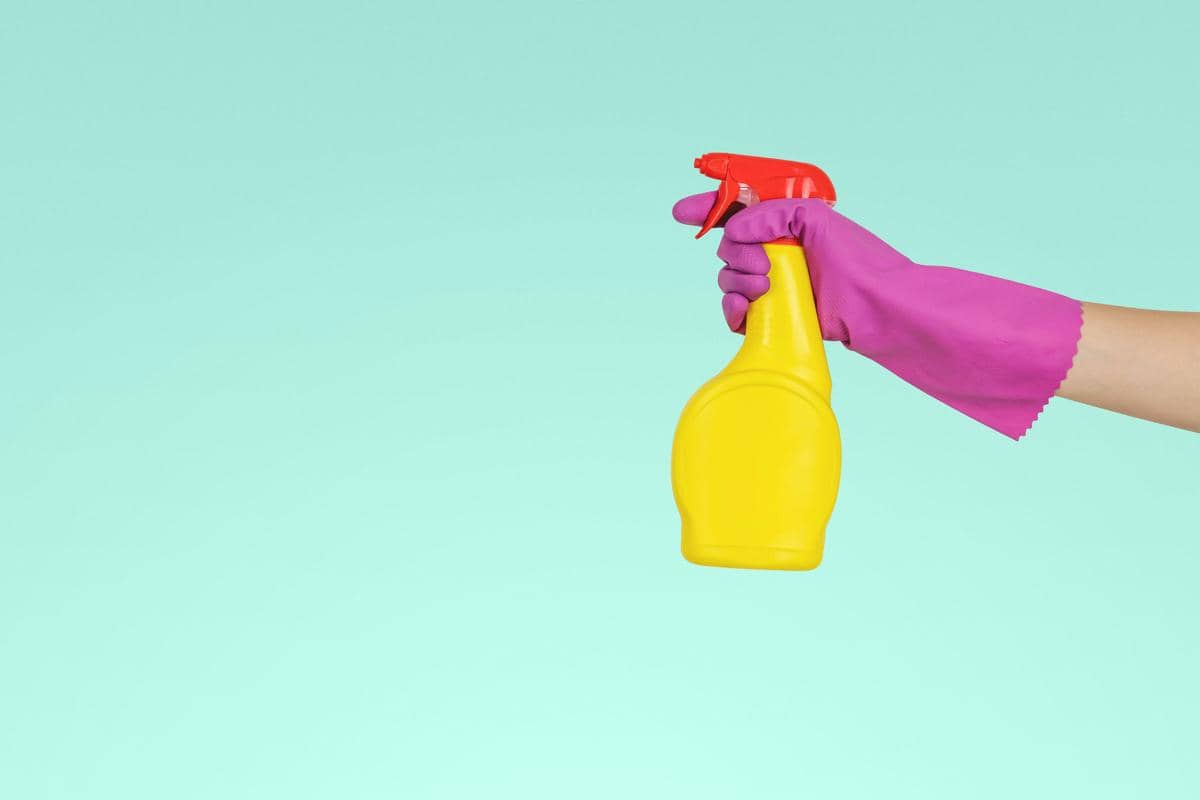 Ilustrasi botol semprotan cairan pembersih kuning