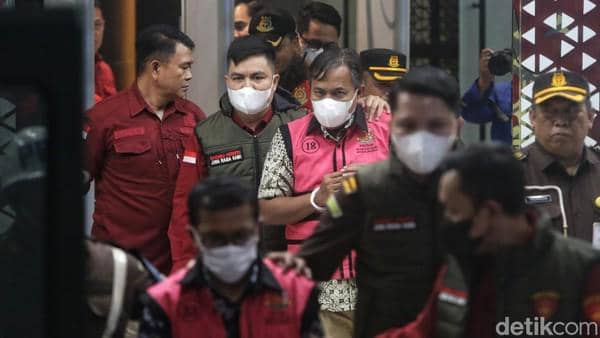 Kejagung mengumumkan penanganan perkara dugaan tindak pidana korupsi baru yang melibatkan PT TPL untuk periode 2008 hingga 2025 pada Rabu (12/8/2026) malam. (Ari Saputra/.detikFoto)  Baca artikel detiknews, "Kejagung Tahan 2 Pegawai Pajak Tersangka Manipulasi Ekspor Pulp PT TPL