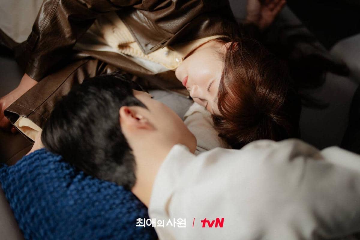 Potongan adegan drama My Bias, My Boss yang dirilis tvN Drama sebagai materi promosi serial tersebut.