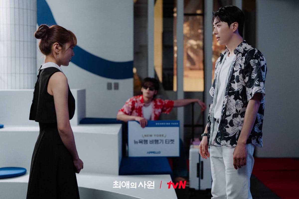 Still cut promosi drama My Bias, My Boss dari tvN Drama yang memperlihatkan adegan dalam serial tersebut.