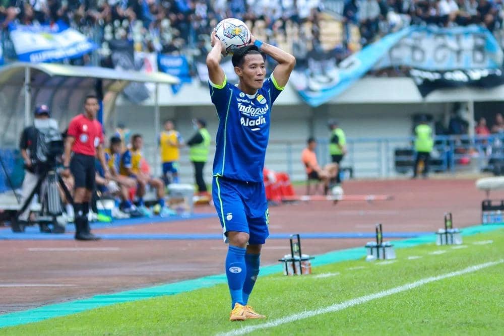 Aksi Henhen Herdiana saat memperkuat Persib Bandung di musim 2022/2023.
