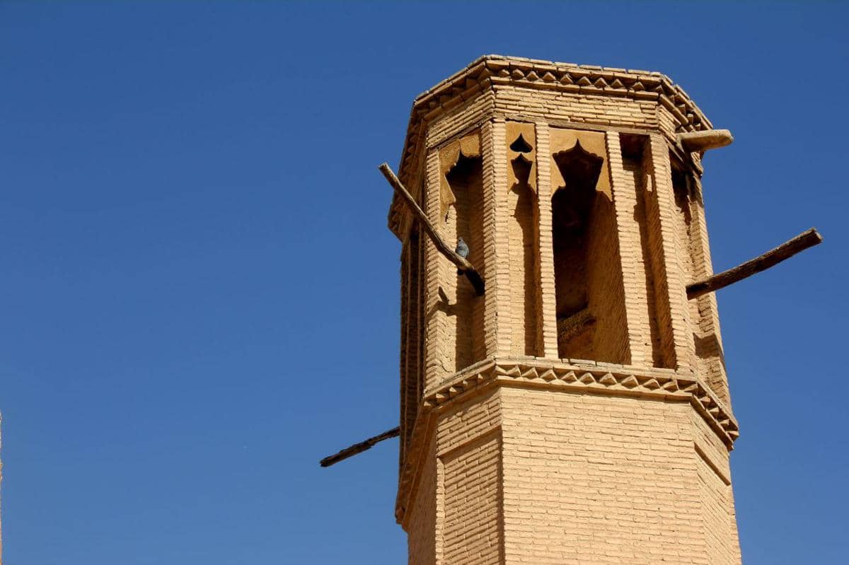 Penangkap angin tradisional Persia (badgir).