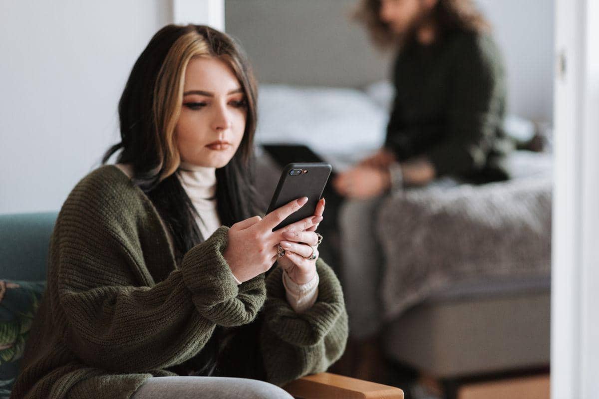 5 Perilaku Micro-Cheating di Sosmed yang Sering Dianggap Sepele