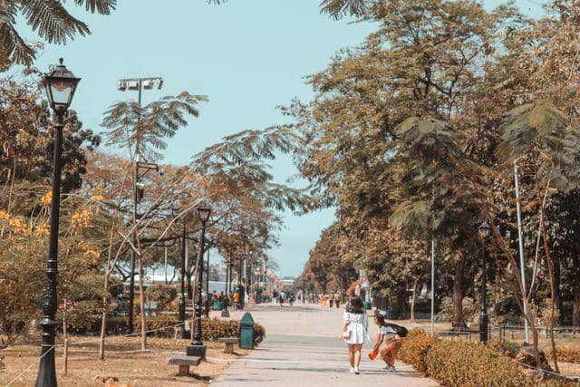 ilustrasi suasana di taman kota