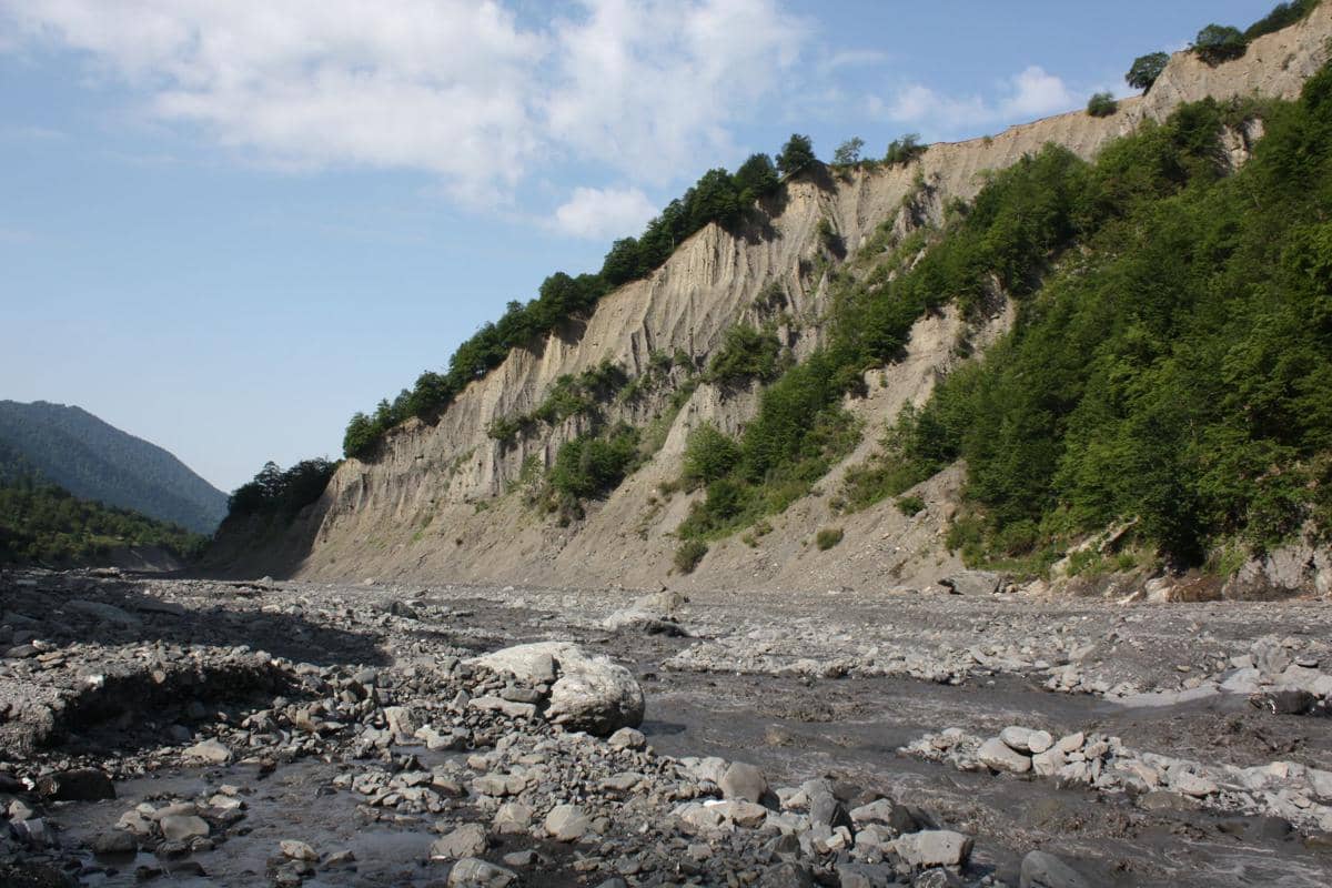 ilustrasi sumber air yang mengering di gunung