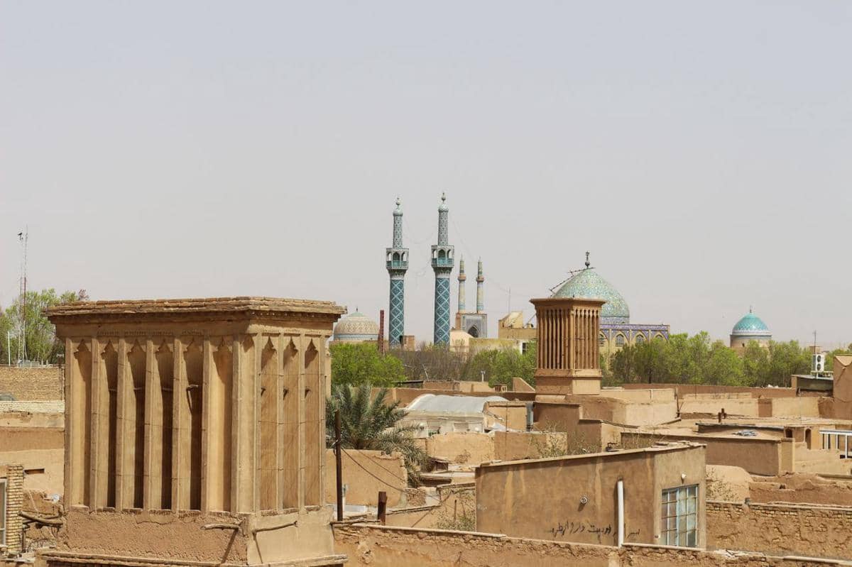 Penangkap angin tradisional (badgir) di Yazd, Iran.