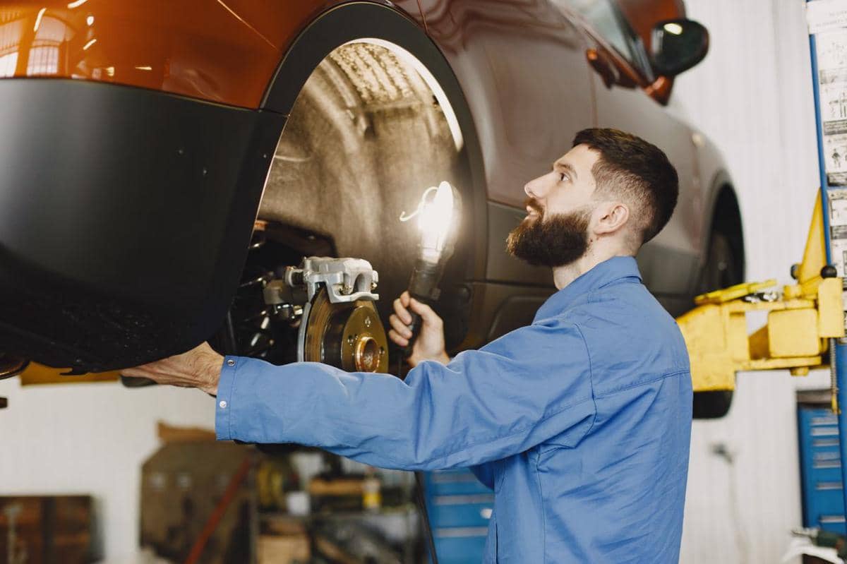5 Penyebab Suspensi Mobil Terasa Keras, Cek Shock Absorber hingga Ban