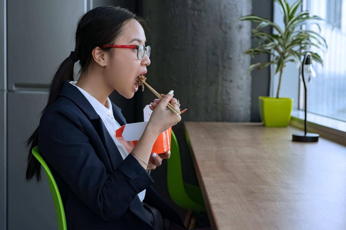 Mengapa Makanan Asin Bikin Kamu Lebih Haus?