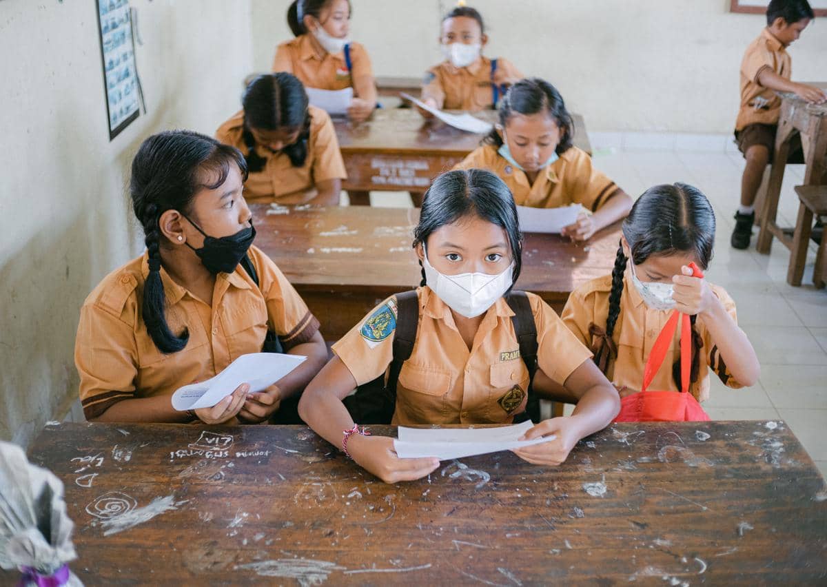 Pelajar Indonesia belajar di ruang kelas