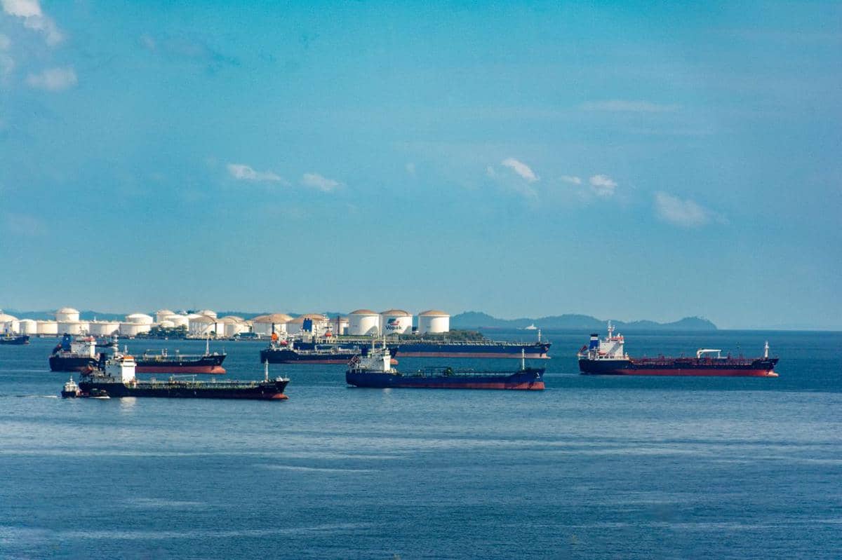ilustrasi kapal tanker minyak