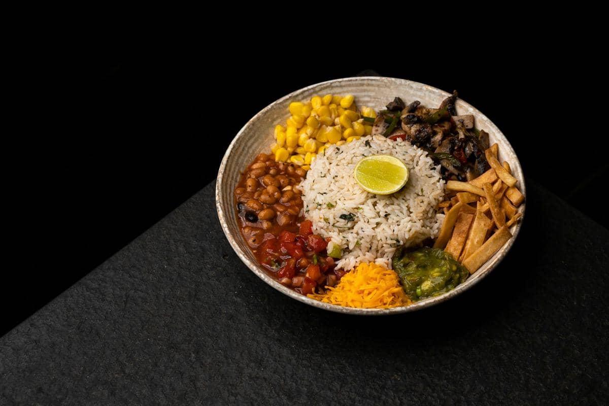 ilustrasi chicken burrito bowl