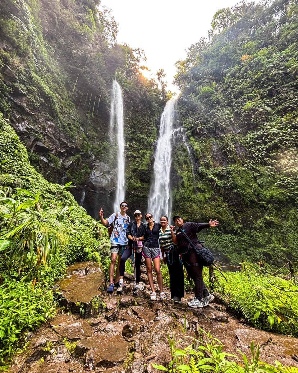 Keluarga Darius Sinathrya liburan di Curug Kembar