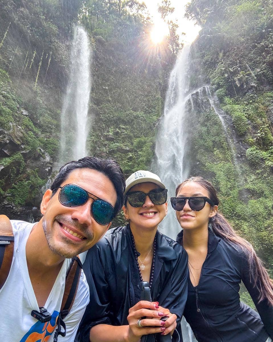 Keluarga Darius Sinathrya liburan di Curug Kembar