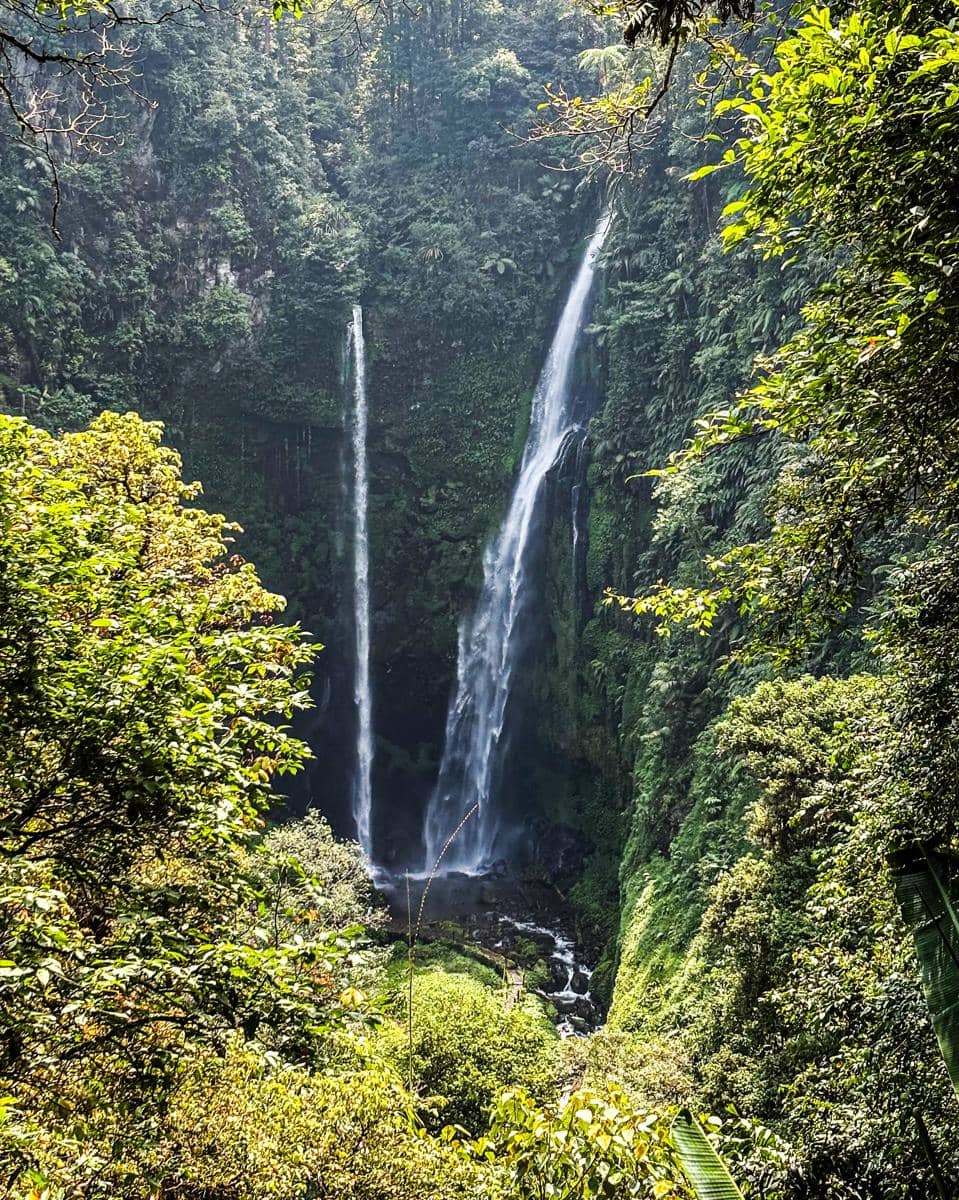 Keluarga Darius Sinathrya liburan di Curug Kembar