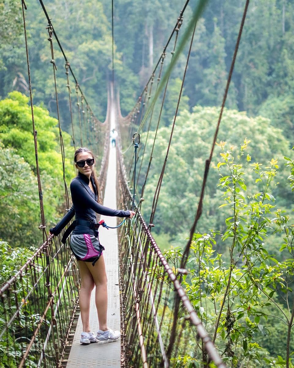 Keluarga Darius Sinathrya liburan di Curug Kembar