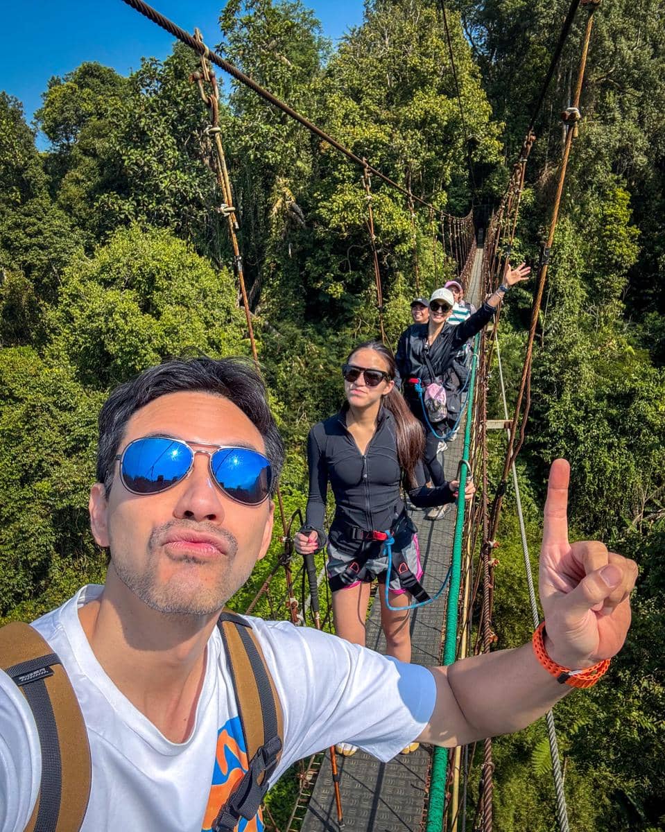 Keluarga Darius Sinathrya liburan di Curug Kembar