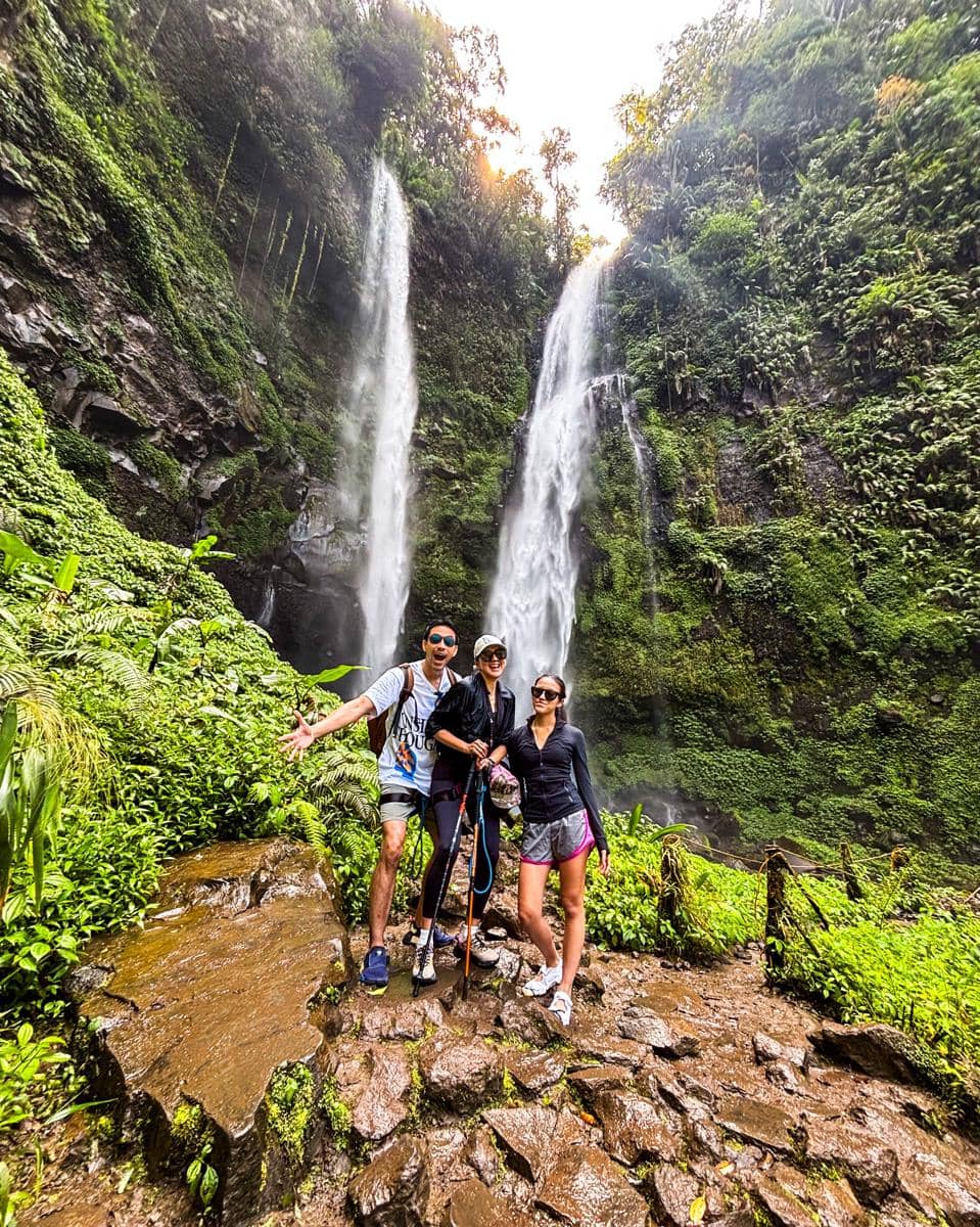 Keluarga Darius Sinathrya liburan di Curug Kembar