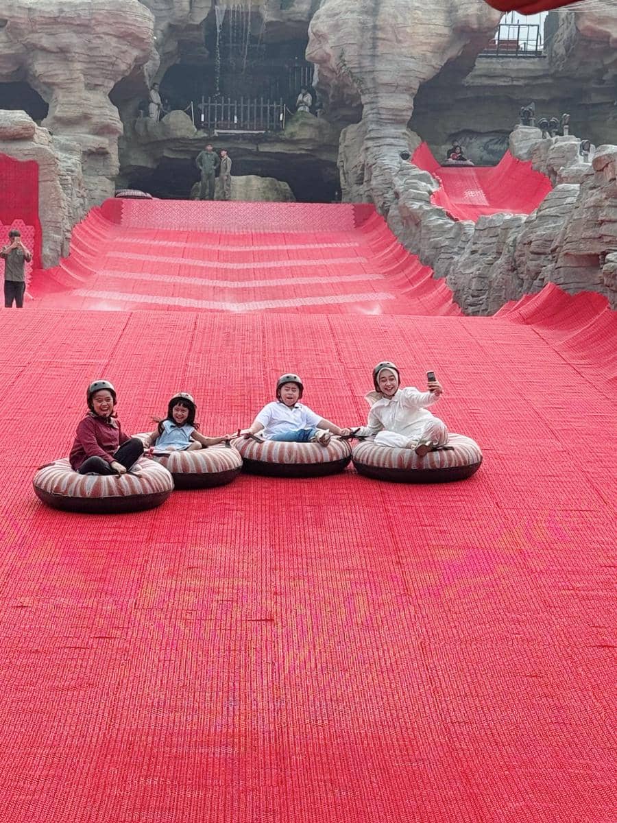 Ria Ricis dan keponakan liburan di Bandung