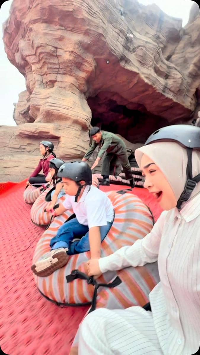 Ria Ricis dan keponakan liburan di Bandung