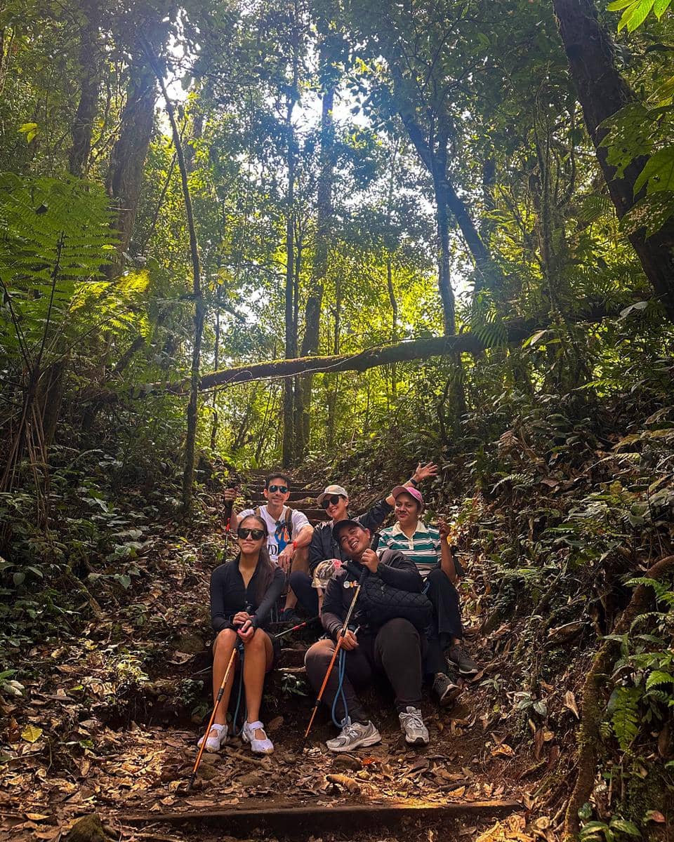 Keluarga Darius Sinathrya liburan di Curug Kembar