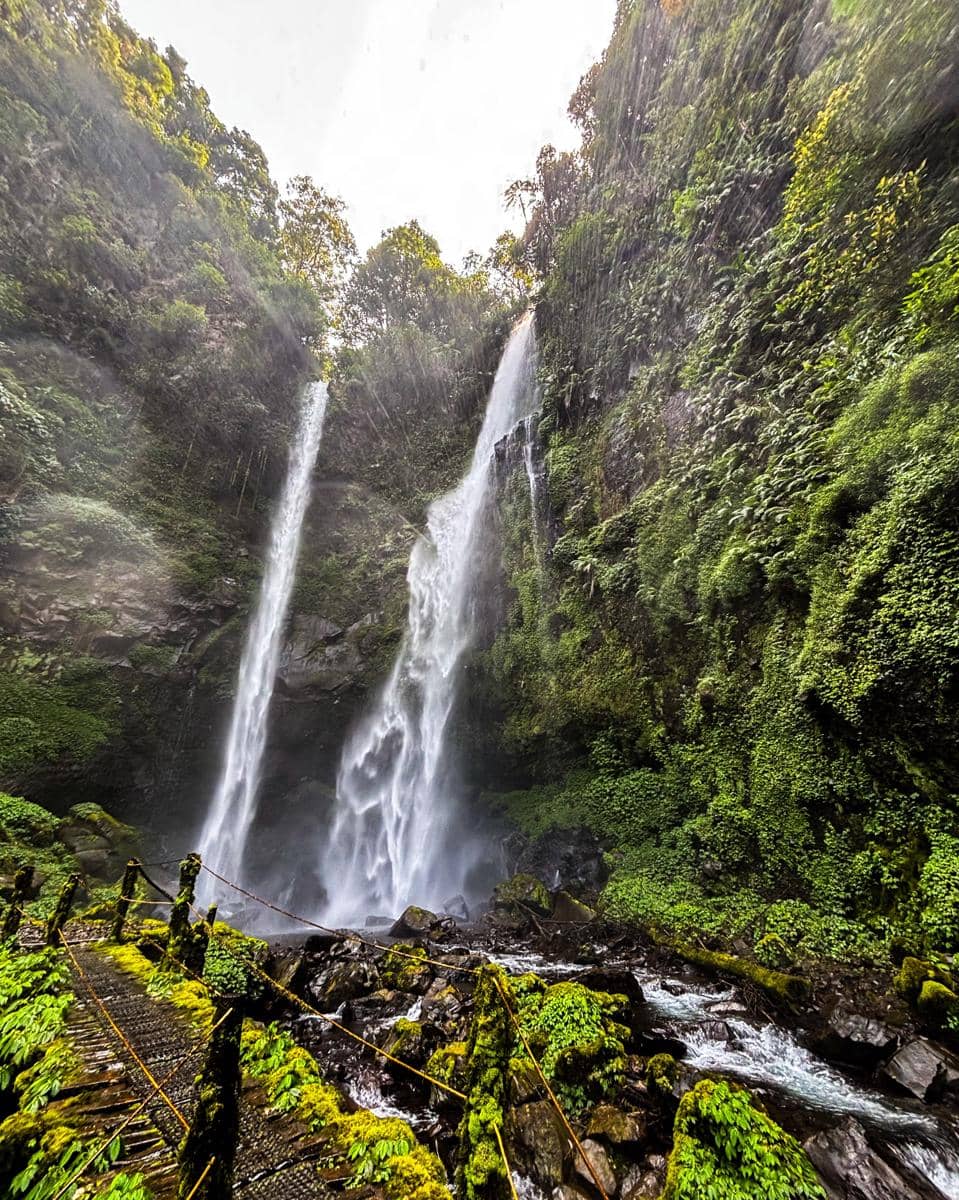 Keluarga Darius Sinathrya liburan di Curug Kembar