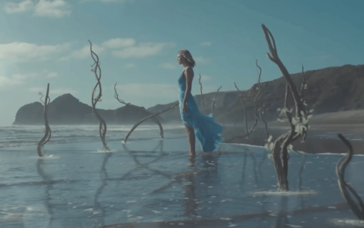 Taylor Swift dalam musik video "Out Of The Woods"