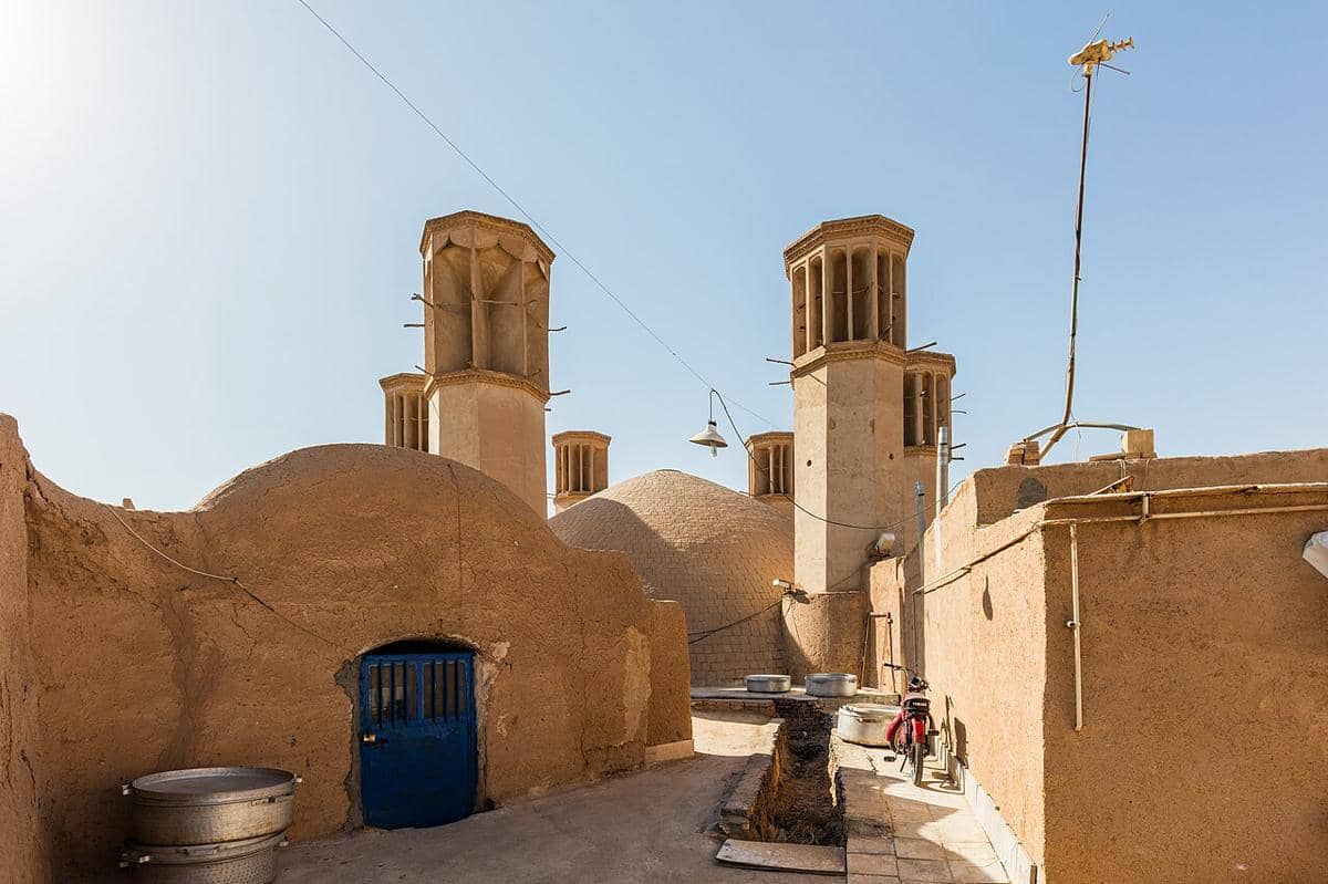 Penangkap angin tradisional (badgir) di Yazd, Iran.