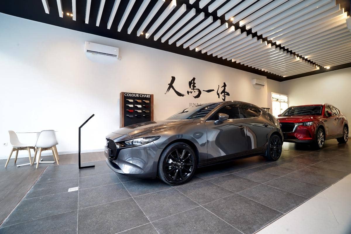 Area showroom di diler Mazda Malang, ruang pamer kendaraan merek Mazda untuk pelanggan yang berkunjung.