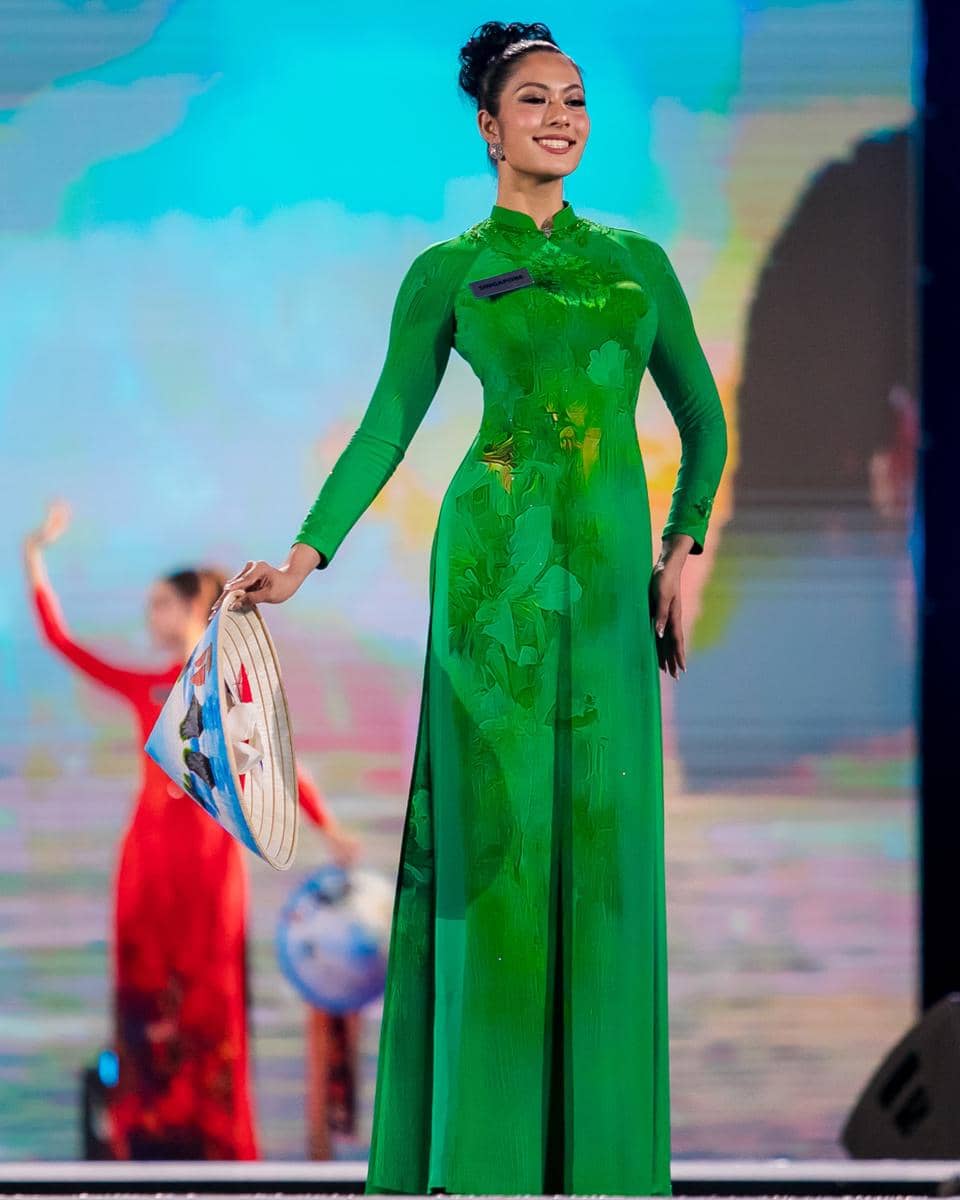 Miss Singapura di Opening Ceremony Miss World 2026