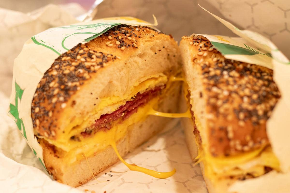 ilustrasi sajian sandwich chopped cheese