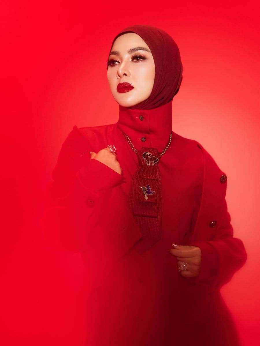 Syahrini berpose dalam pemotretan untuk single terbarunya dengan gaya elegan yang diunggah di akun Instagramnya.