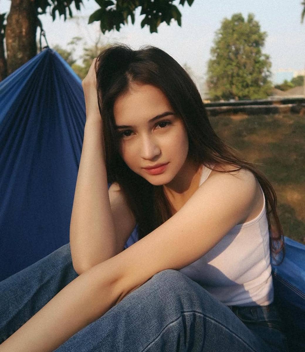 padu padan outfit denim ala Sandrinna Michelle