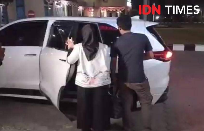 Abi dan Tukim, dua saudara Sutrimo, tiba di Polresta Banyumas didampingi kuasa hukum Aan Rohaeni untuk membuat laporan.