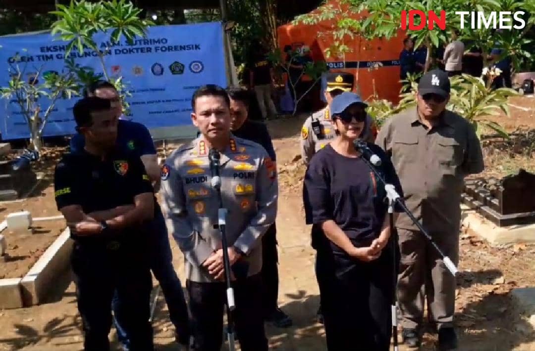 Brigjen Pol. Dr. Sumy Hastry Purwanti berkacamata memimpin pembongkaran makam di Polda Metro Jaya untuk penyelidikan.