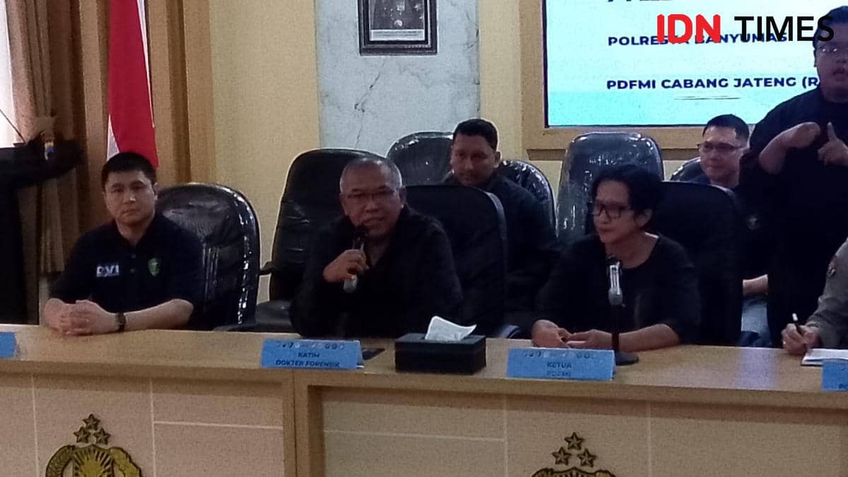 Prof. Ahmad Yudianto memegang mikrofon saat jumpa pers Tim Dokter Forensik di ruang rekonfu Polresta Banyumas.