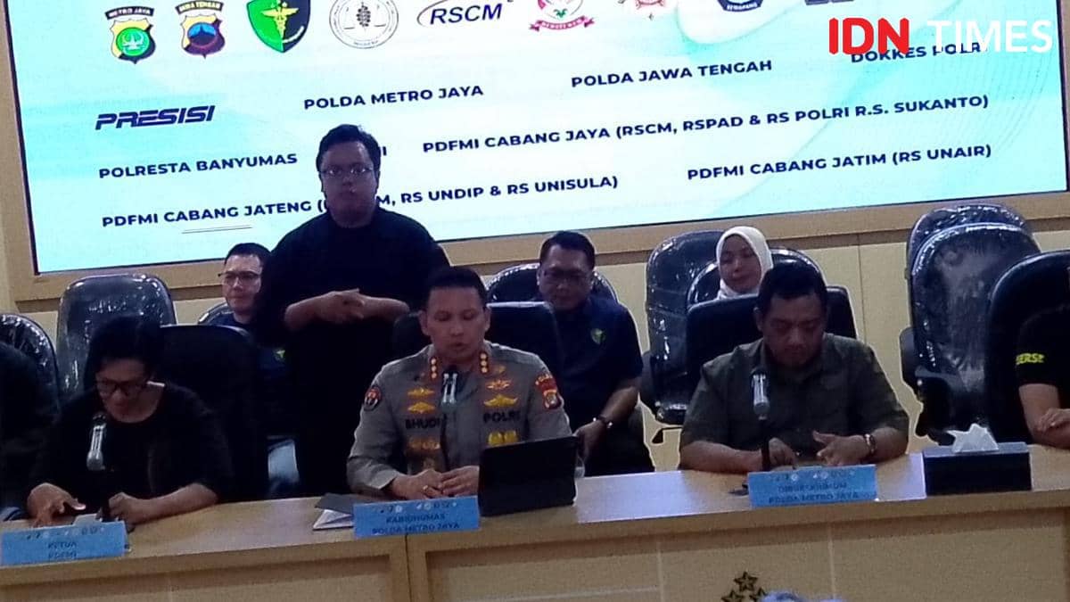 Kabid Humas Polda Metro Jaya Budi Hermanto dan Dirreskrimum Iman Imanuddin memberi keterangan kepada media.