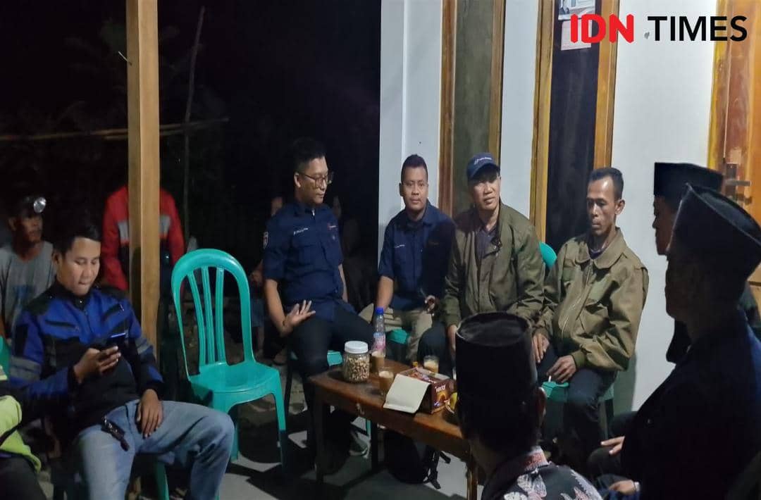 Sejumlah pengantar jenazah berada di rumah duka Sutrimo di Desa Wlahar, Banyumas, pada malam sebelum pemakaman.